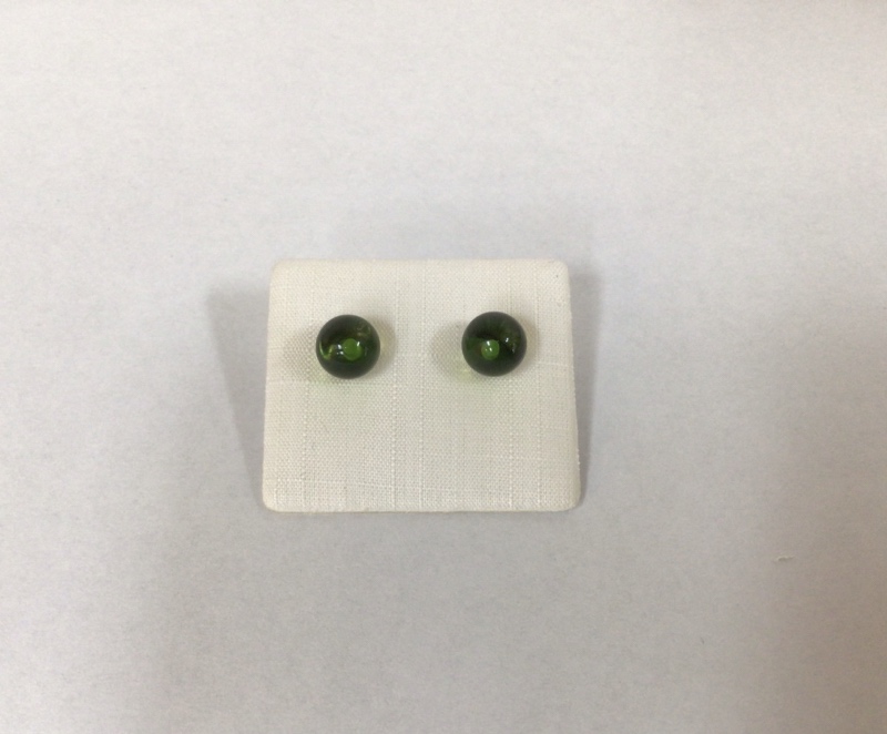 Ohrstecker mit grünem karibi. Bernstein-Kugel