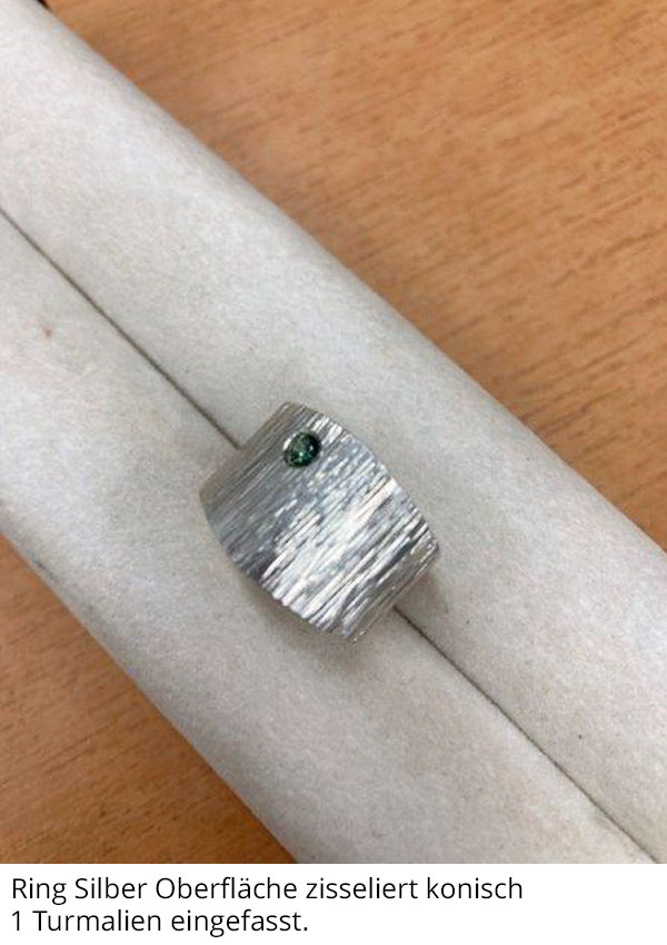 Ring Silber Oberfläche zisseliert Konisch 1 Turmalien eingefasst